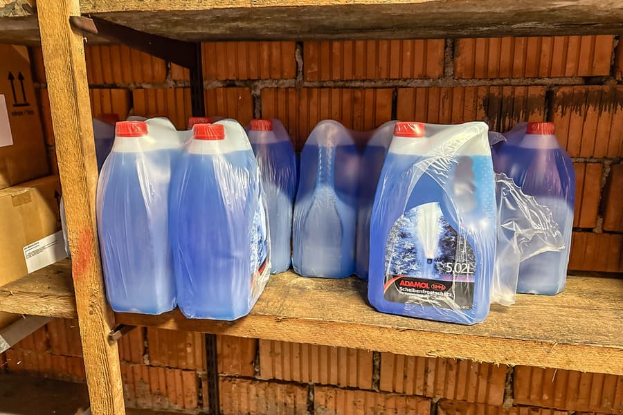 11 Kanister mit Frostschutzmittell, je 5,02 l